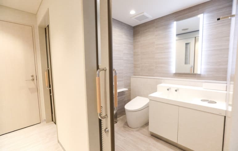 国際基準に適合した身障者用多機能トイレ