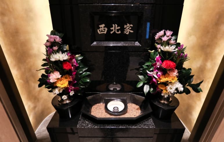 常に生花が供えられ、お香が用意されています